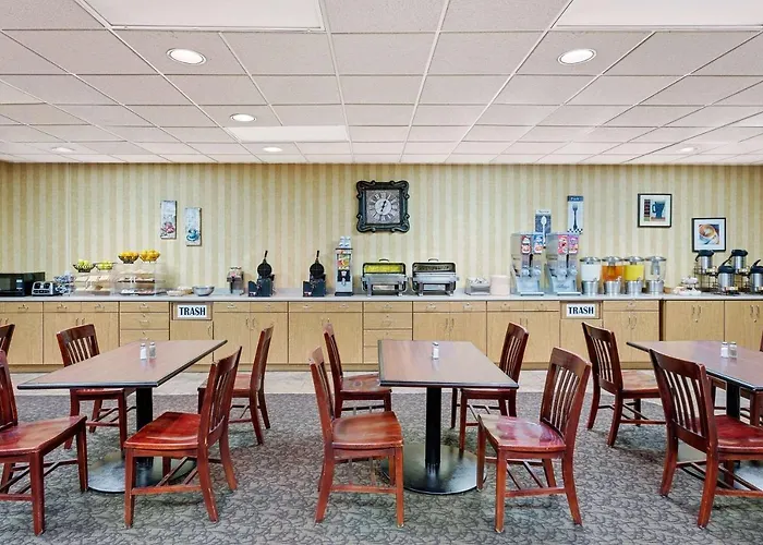 Ramada By Wyndham Mitchell Hotel & Conference Center