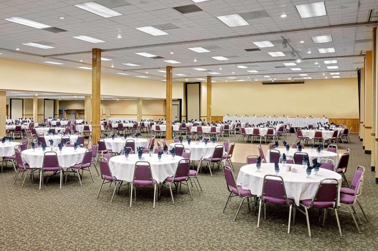 Ramada By Wyndham & Conference Center Hotel 3*